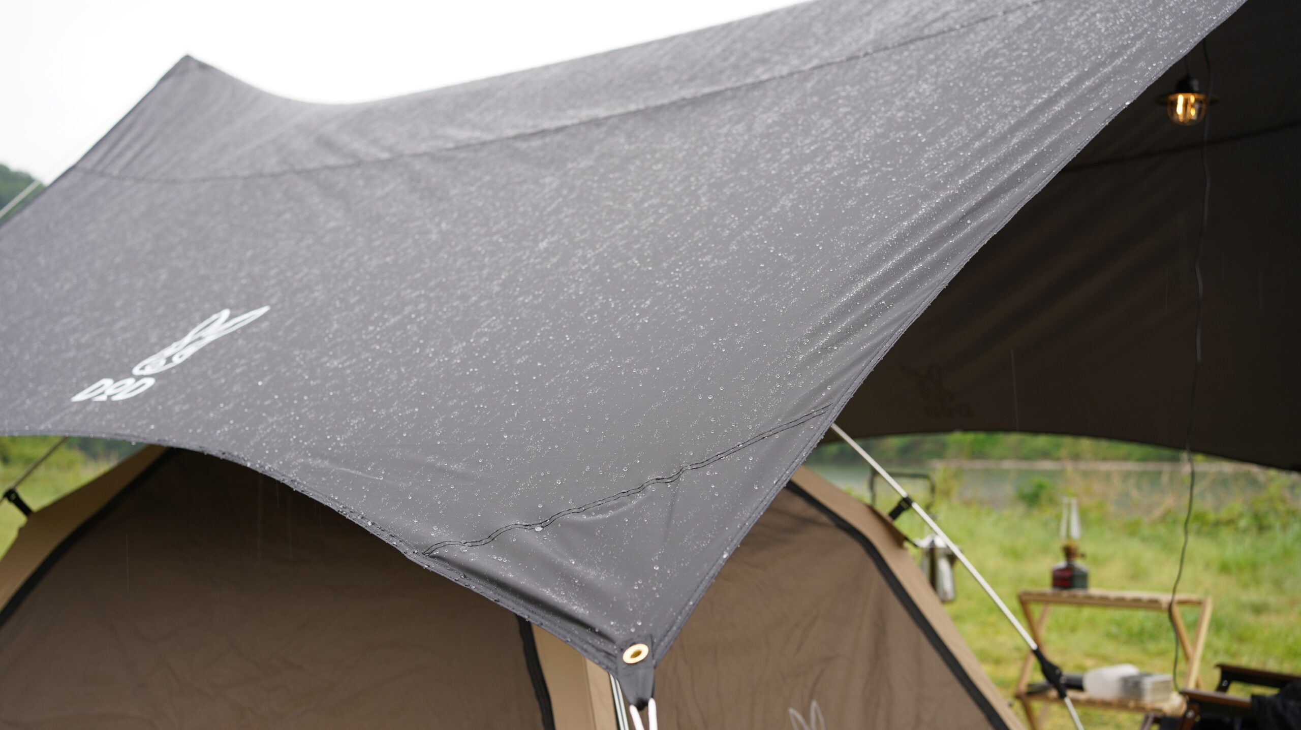 雨キャンプの必需品とタープやテントの雨対策！設営・撤収時の注意点や楽しみ方のまとめ。｜山行こ